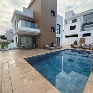 Discover an exclusive villa in Dehesa de Campoamor, a true real estate gem that combines luxury, comfort, and an unbeatable location on the Costa Blanca.